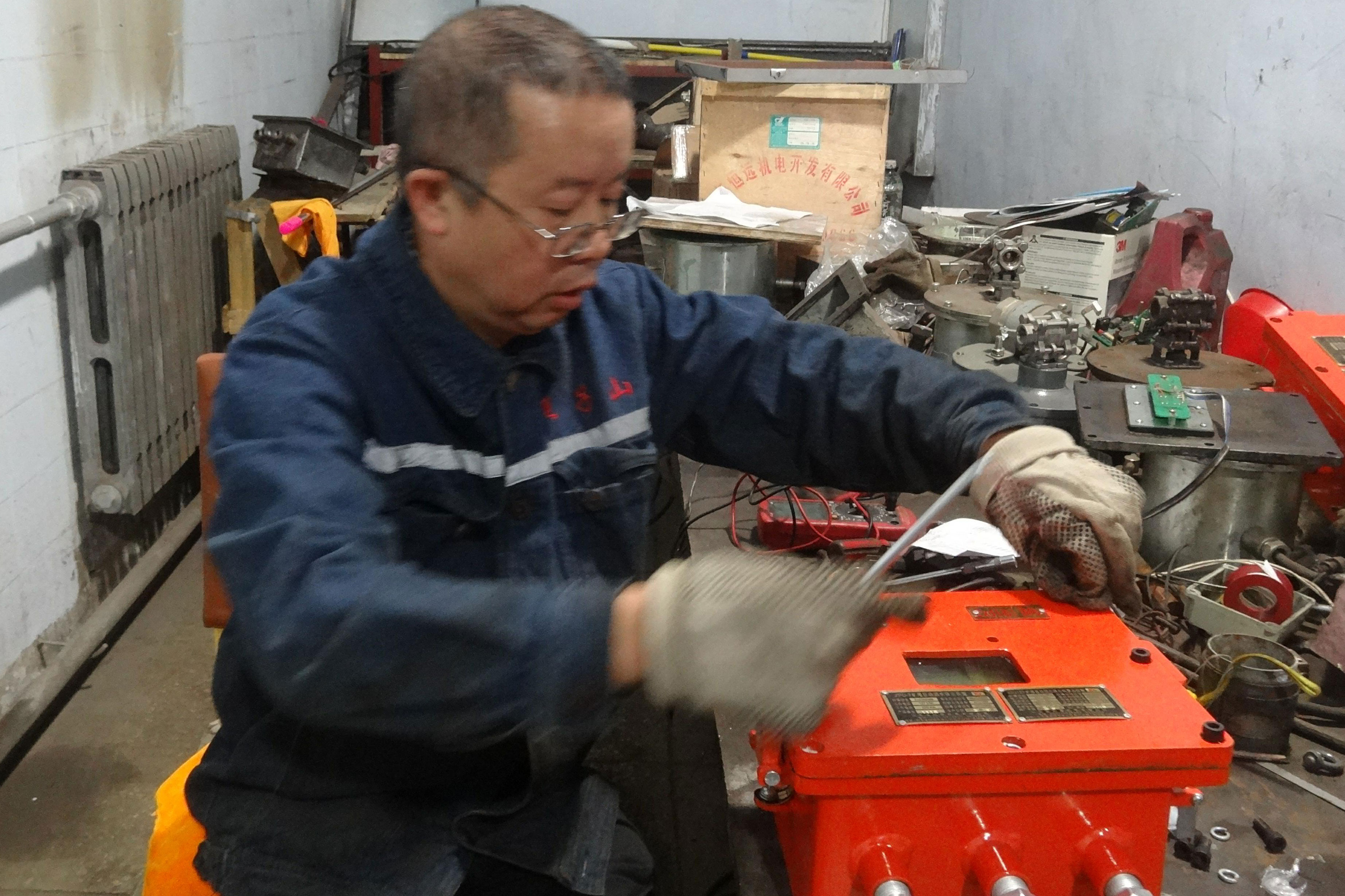 冯彩亮
大同煤矿集团燕子山矿简介：将副作用较大、使用效果差的综合防尘装备改造成无副作用、除尘效果好的防尘装备；同时不断使防尘装备小型化、智能化。完成38项煤矿粉尘治理的技术革新和发明，6项科技成果获国家专利。
