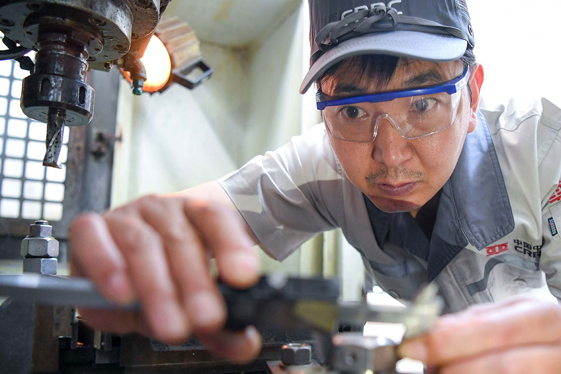 邱文军
中车永济电机有限公司简介：邱文军精通数控冲床、数控折弯机、钻削中心等多种数控设备的操作和维修工作。精湛的钳工技能、熟练的数控操作能力，解决公司内很多高精度、高难度产品的加工难题，每月都能高质量的完成各项生产任务。