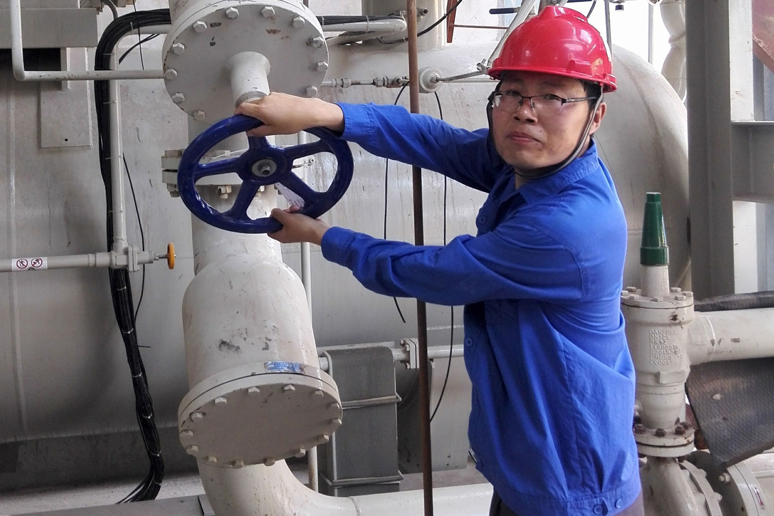 崔文科
省级崔文科职工创新工作室带头人简介：参加工作多年来，注重专业技术的学习、研究、应用，长期坚持以技术创新、管理创新为根本，共主持或参与项目18项，取得国家授权专利30项，发表科技论文30余篇，参与编写专著一本。