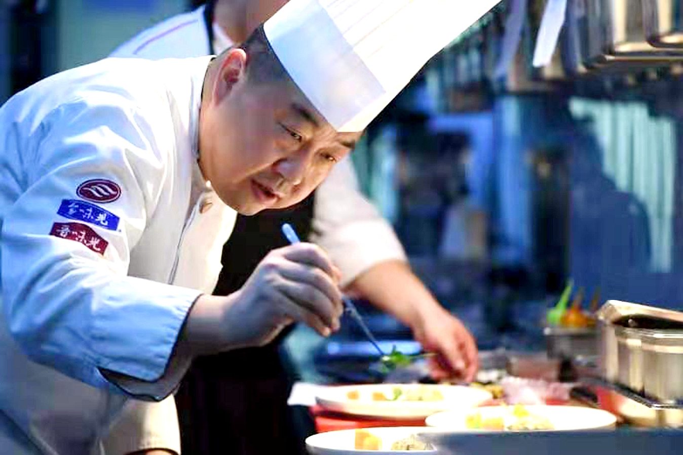 王云浩
山西丽华大酒店简介：在宾馆工作的12年中，2次拿到全国技能比武的金牌。2015年参加山西省商务厅和餐饮行业协会组织的山西美食走进联合国活动，将山西美食展现给了联合国一百多个国家的特使，山西美食得到了各国使节的好评。
