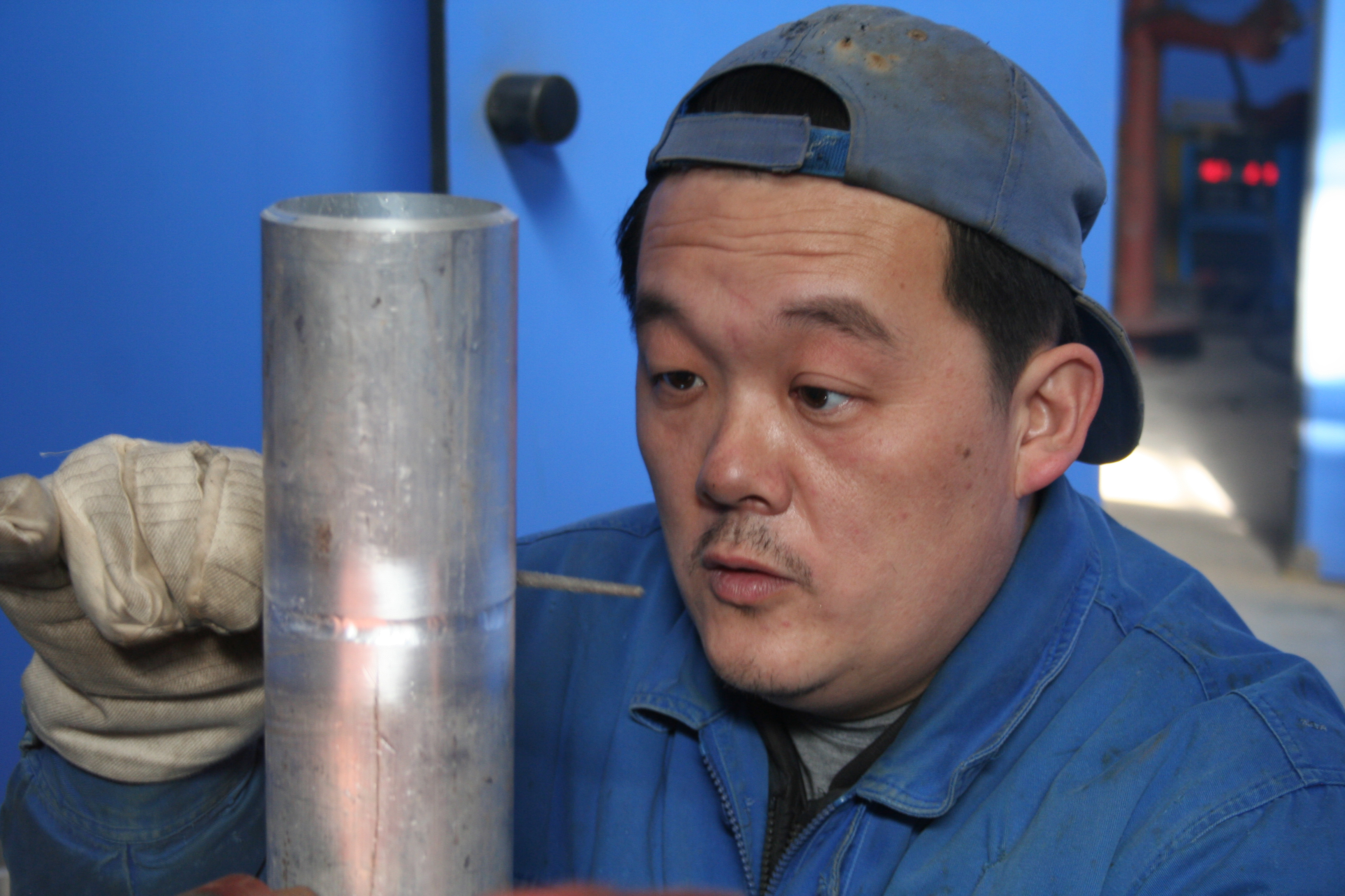 王建伟
中铝山西铝业有限公司简介：爱岗敬业，钻研技术，在全国焊接比赛中屡建奇功。扎根设备检修一线22年，先后掌握了手工电弧焊、氩弧焊等多种焊接方法；同时还掌握了铆工等相关专业技能，成为检修和焊接方面的“全能技术干将”。