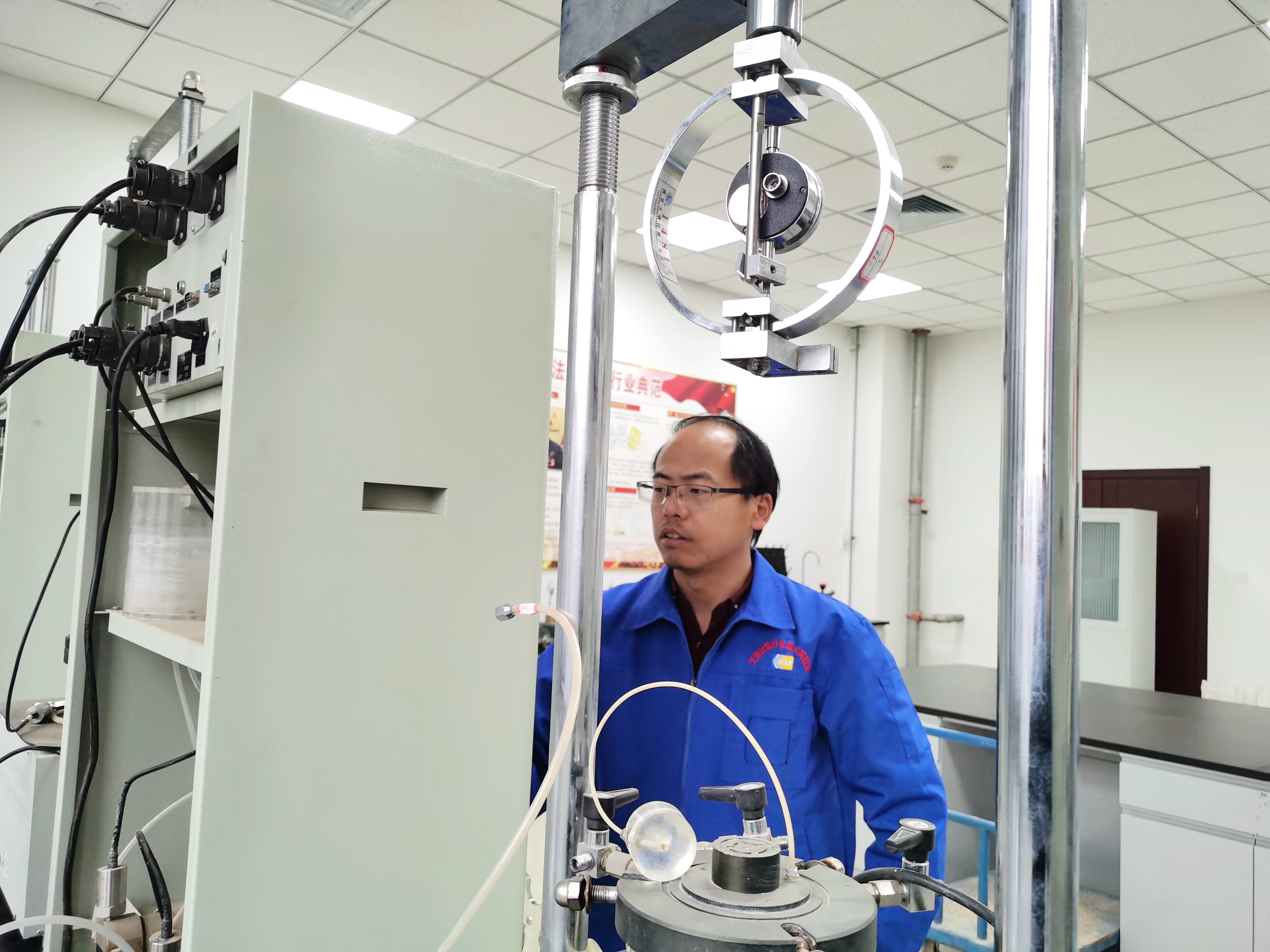 朱晓斌
山西交通科学研究院集团有限公司简介：从事技术咨询期间担任太原至古交高速公路连续配筋混凝土路面专家组成员，解决了太古高速连续配筋混凝土路面设计及施工期间的20余项重点难点问题，确保太古高速顺利建成通车。