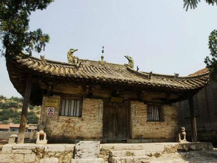 太行古建探秘游																			晋东南地区元代以前的木构建筑遗存占了全国的一半，在这条线路上，可以见到2.5亿年前的木化石，北朝的石窟，唐朝的古塔和木构建筑，宋代的古寺和彩塑，保存完整的明清古村。[详细]									