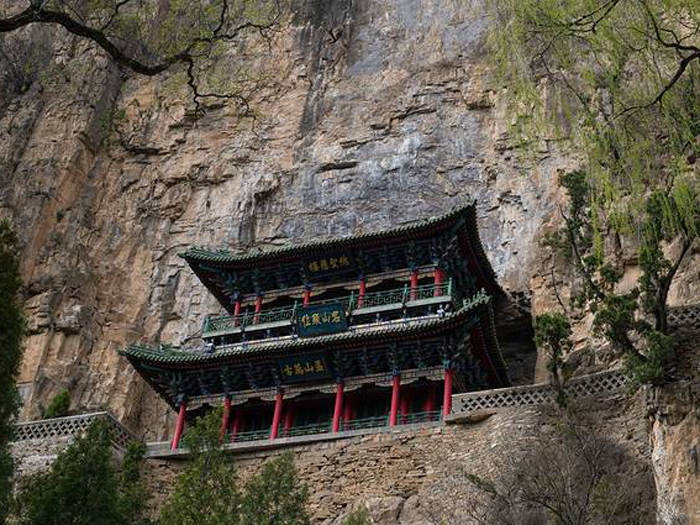 太行名山胜迹游																			太行山自然风光雄奇壮美，同时有着深厚的文化底蕴。藏山是春秋赵氏孤儿藏身之地；冠山风景优美；大寨虎头山是当代中国人民自力更生、艰苦奋斗精神的象征，融红色遗迹、民俗文化、太行风光于一体。[详细]									