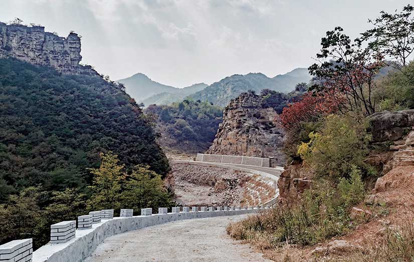 太行山峡谷深处金秋满山叠彩 