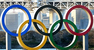 日本巨型奥运五环完成检修后归位