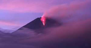 印尼东爪哇塞梅鲁火山喷发