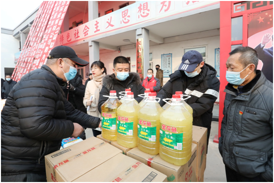 《山西日报手机报》主题捐赠活动在侯马举行
										在脱贫攻坚全面收官和2021年元旦新年来临之际，12月28日，《山西日报手机报》“进村入户扶贫献爱心”主题捐赠活动在侯马市张村街道办事处举行。		 
