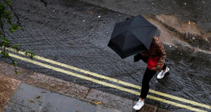 英国伦敦遭遇强雷雨天气