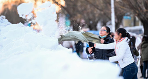 内蒙古库伦旗：清理积雪保复课