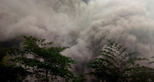 塞梅鲁火山喷发