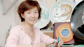 苗振洁
山西晋瓷轩文化艺术
有限公司
简介：刻瓷二十余年，作品屡屡获奖。带领团队以省级非物质文化遗产保护项目“传统刻瓷”的文创产品开发为主，历年来完成了太原北齐徐显壁画、娄睿壁画，以及太原老街小巷各类名胜古迹等刻瓷作品的研发。