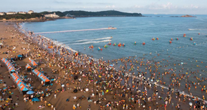 浙江舟山：夏季海滨游持续升温