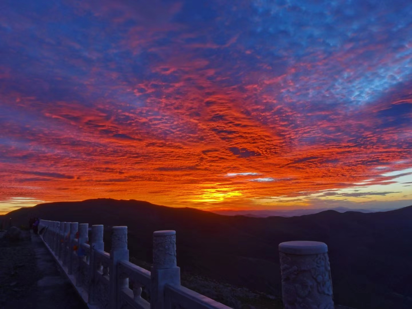 忻州太壮观！快看五台山云海日出台顶的“云海日出”是五台山的一大自然景观，历来吸引着无数的游客登山朝日。此时正值夏日，清晨地面水汽蒸腾如云似雾，顺着东台顶的方向放目远眺，金色的轮盘慢慢的浮现于东方，顿然间橙红似火的朝霞层染尽出，终于撩云拔雾腾出云霄，连绵的云海尽头的红日喷薄而出，刹那间，人间一片光明。[详细]