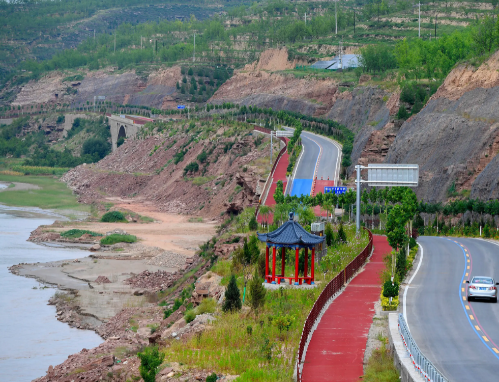 吕梁黄河一号旅游公路吕梁石楼段首座大桥贯通近日，随着最后一片钢筋混凝土T梁安放到位，黄河一号旅游公路吕梁市石楼段首座大桥——辛关大桥顺利贯通。这为后续26座大桥建设打下了坚实基础，同时也为沿黄公路全标段顺利建成创造了先决条件。[详细]