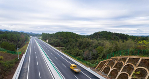 湖南首条智慧高速平益高速公路通车