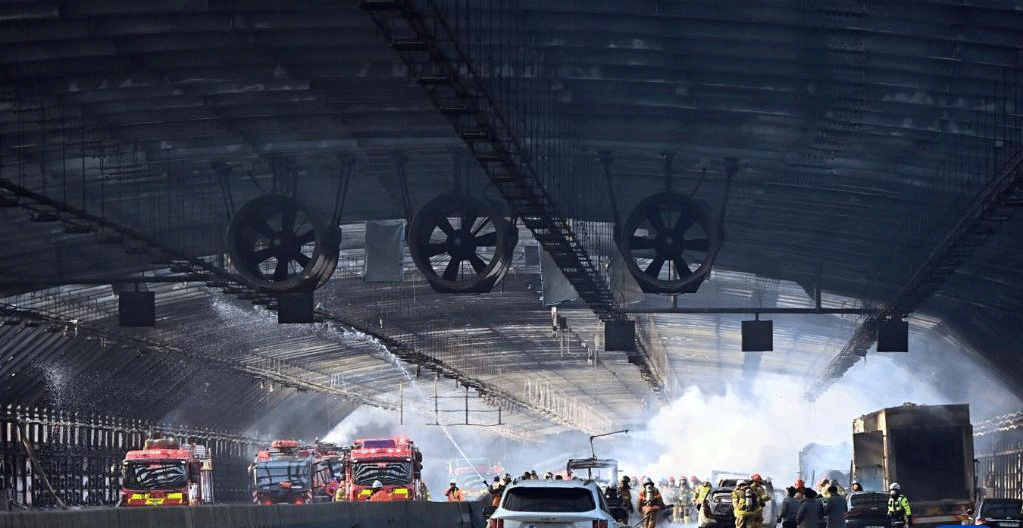 韩国高速公路车祸引发火灾致5人死亡