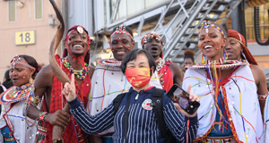 中国旅行团在肯尼亚受到热烈欢迎