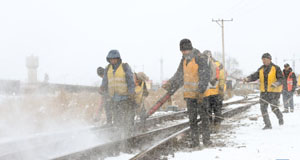 清冰除雪保障铁路运输安全畅通