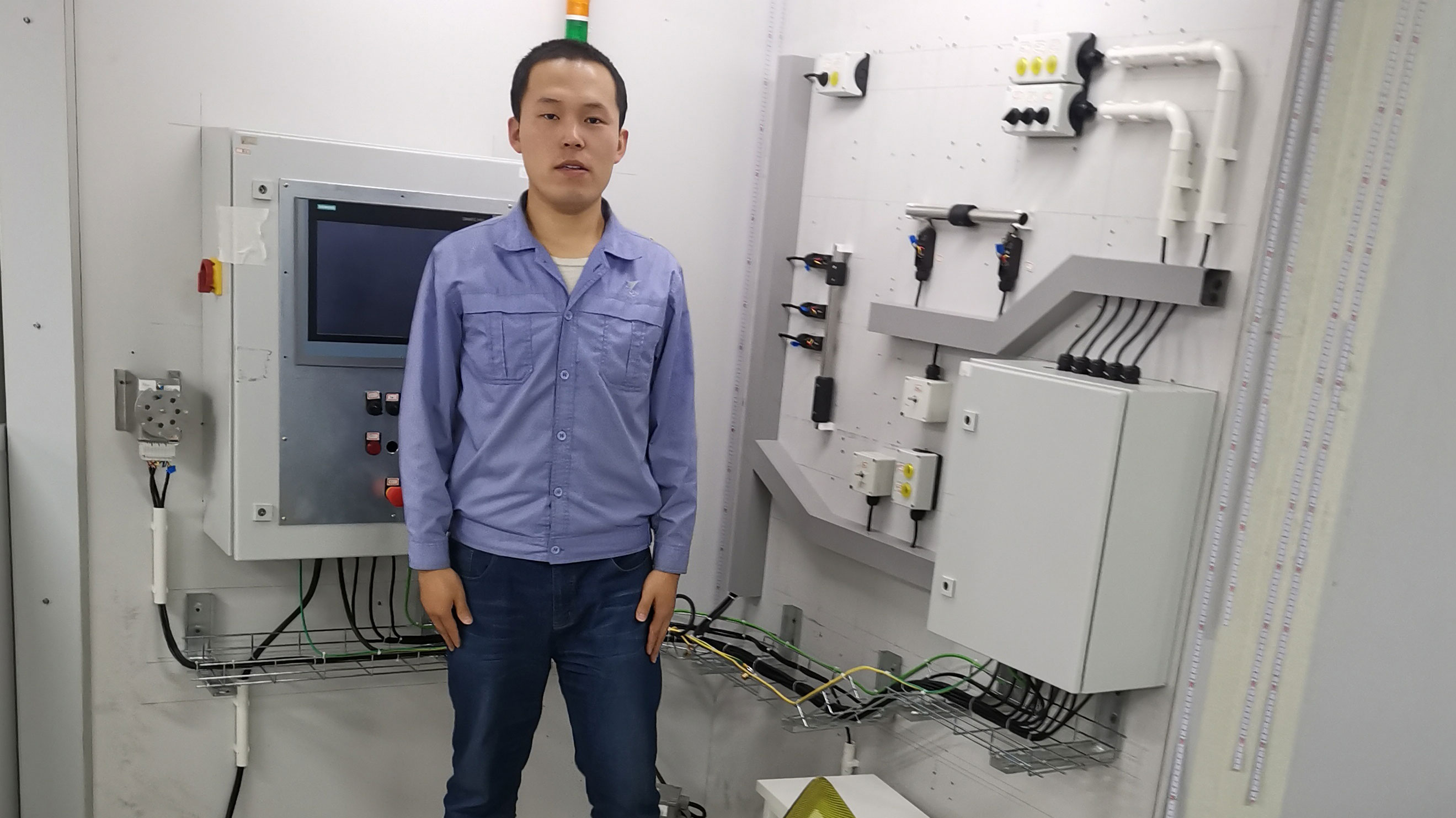 武文海
山西沁新煤业有限公司
沁新煤矿智能化工程师
简介：“智慧矿山”建设专家，推广应用了集有线调度、无线通信、应急广播、信息发布于一体的融合通信系统，实现了井下目前业内最先进技术的多网融合，曾在省、市技能大赛中获得“一等奖”，被授予多种等荣誉称号。