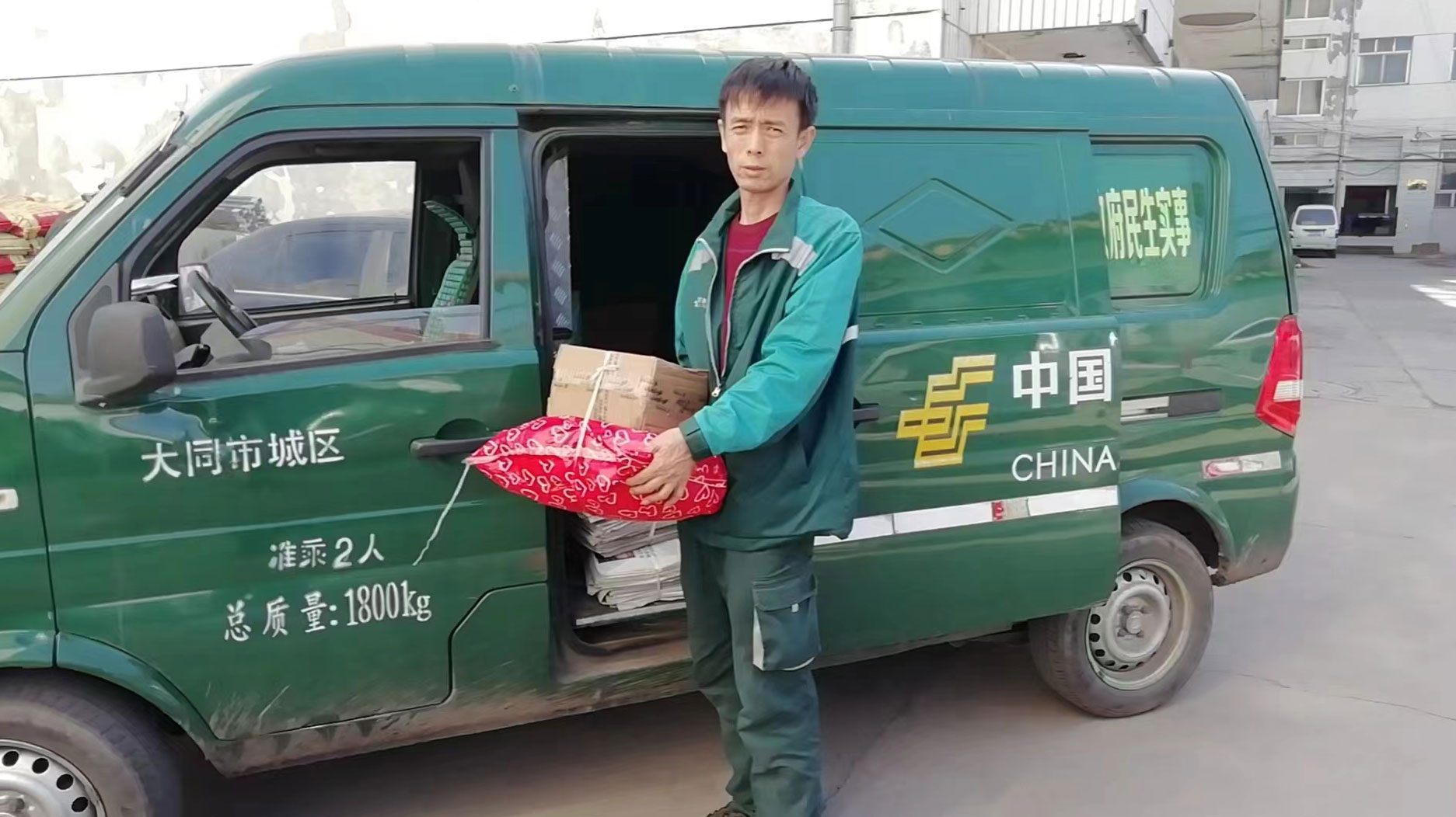 皇甫永军
中国邮政集团有限公司
山西省左云县分公司乡邮投递员
简介：每日往返170余公里，28年默默践行“人民邮政为人民”的宗旨。并通过买种子、送化肥、帮助村民开网店等方式，帮助服务区域农民增收致富，荣获“大同市特级劳动模范”、“山西省信息系统最美劳动者”等称号。