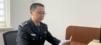 刘彬
忻州市公安局信访处干部
简介：从警18年，多次立功受奖。牵头制定多项信访工作机制，连续三年实现零非访。带领忻州市公安局信访处连续三年信访化解率全省第一。深入推进信访改革，从根本上维护人民群众的合法权益,不断促进社会公平正义。
