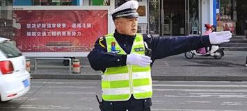 李洪耀
临汾市公安局交警支队一大队
水塔中队护学岗班长
简介：14年坚守小学“护学岗”，每日打6000多次手势，吹出3000多声口哨，来回走动近10公里，守护着一个个小学生安全通过马路，被学生亲切地称呼为“马路叔叔”。荣获“最美退役军人”等称号。
