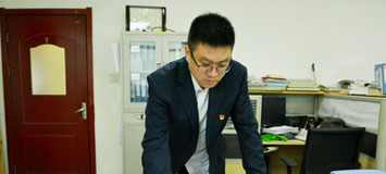 李博强
华阳集团新景公司生产技术部
主任工程师
简介：李博强，自参加工作以来，他共获得省级以上荣誉2次，集团公司以上荣誉15次，新景公司荣誉10次，参与多项集团公司及新景公司的科研项目等工作，为推动煤矿生产技术进步，加快企业高质量发展做出了积极贡献。