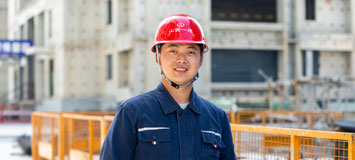 吉克达富
山西一建集团有限公司
塔吊司机
简介：凭着超出常人的坚毅，从一名连普通话都不会讲的彝族小伙成长为技术能手、劳动模范。并带出20余名技术过硬的塔机司机，成为塔司队伍中的“领头羊”。获得“三晋技术能手”等称号。
