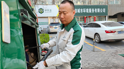 高明亮
中环洁城市环境服务
有限公司运营部环卫工
简介：身先士卒，放弃了大部分节假日休息，始终奋战在环卫一线。疫情期间，主动请缨，排除万难，保障了垃圾清运工作。积极投身垃圾分类工作，主动进企业、进学校、进社区进行垃圾分类宣讲。始终为环卫事业无私奉献着。