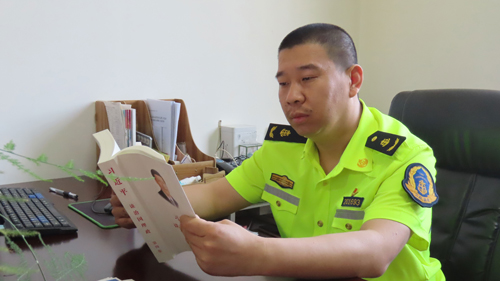 梁海军
山西省公路局阳泉公路分局
梁家寨公路超限检测站站长
简介：工作中身先士卒，带出一支高素质执法队伍；疫情期间日夜坚守，保障了超限站正常稳定运转；致力脱贫攻坚，将偏远贫困小山村建设成脱贫攻坚模范村、乡村振兴先行村；学雷锋做好事，先后资助6名贫困学生。