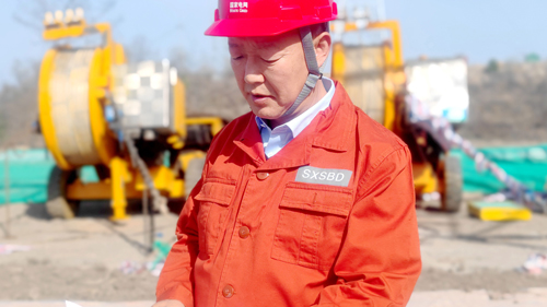韩爱平
国网山西送变电工程有限公司
输电施工一分公司经理
简介：特高压输电施工专家，主持发明了新技术、新工艺10余项，多项工程获得国家优质工程奖。韩爱平经常深入到施工一线，收集信息资料，主动向现场负责人了解施工中存在的困难，寻求解决办法。