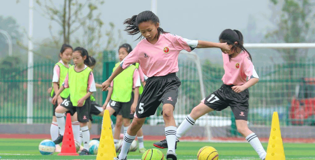 四川华蓥：校园女子足球队逐梦绿茵场