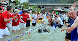 水上趣味运动会享清凉