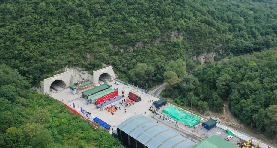 陕西麟法高速首座隧道贯通