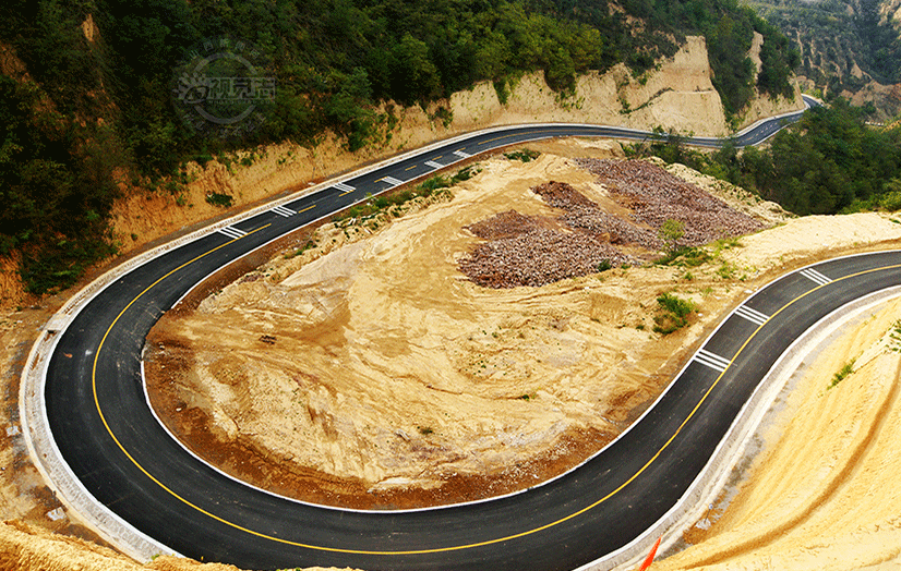 乡村公路如巨龙腾跃山涧  