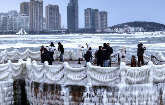 山东威海：雪后海滨现冰凌美景