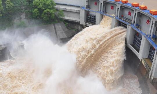 湖南郴州：欧阳海水库开闸泄洪