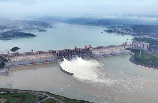 三峡水库今年首次开闸泄洪