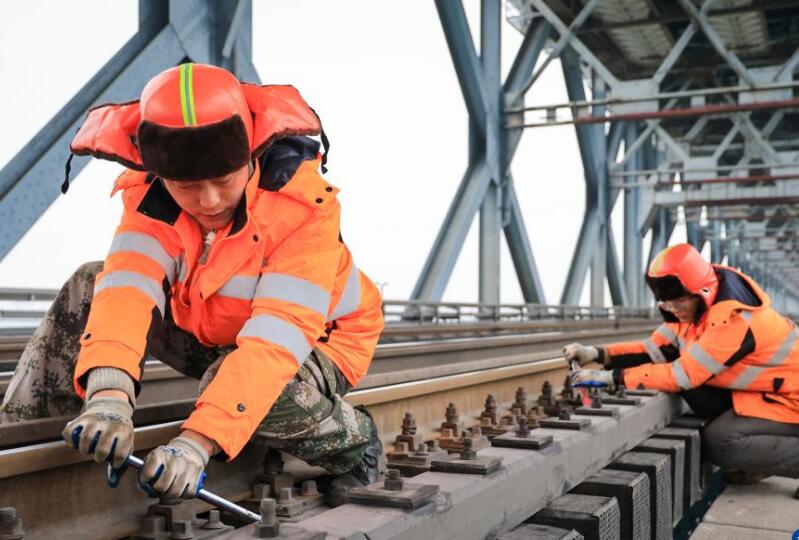 南京长江大桥上的铁路护桥人