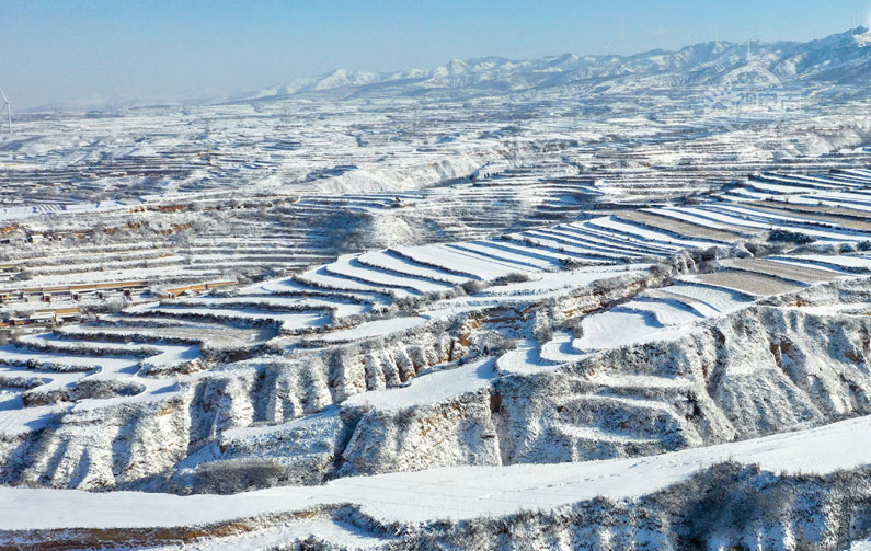 中条山上雪景如画