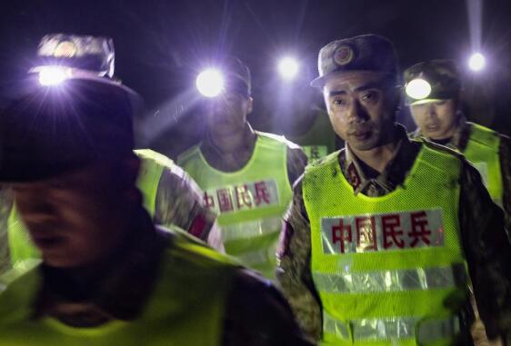 四川筠连山体滑坡：彻夜搜救
