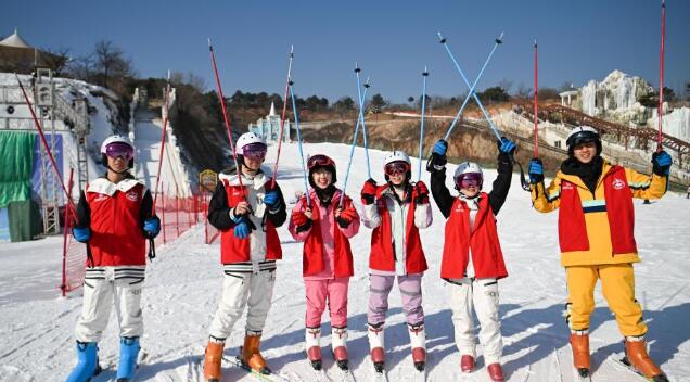 两岸青年在津共同体验冰雪运动