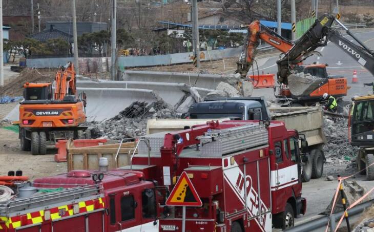 韩国在建桥梁发生坍塌已致3人死亡