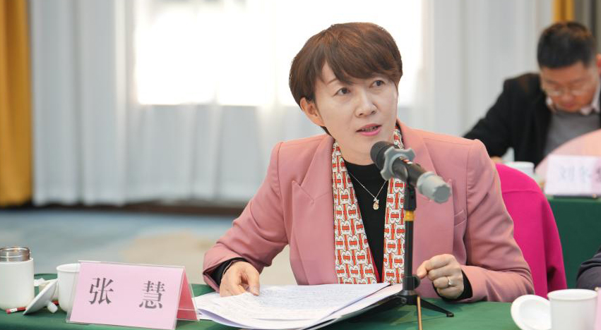 张慧：助力基层治理与民企发展
                                张慧将法律专业与代表履职深度融合，助力基层治理，护航民企发展，为民代言解忧