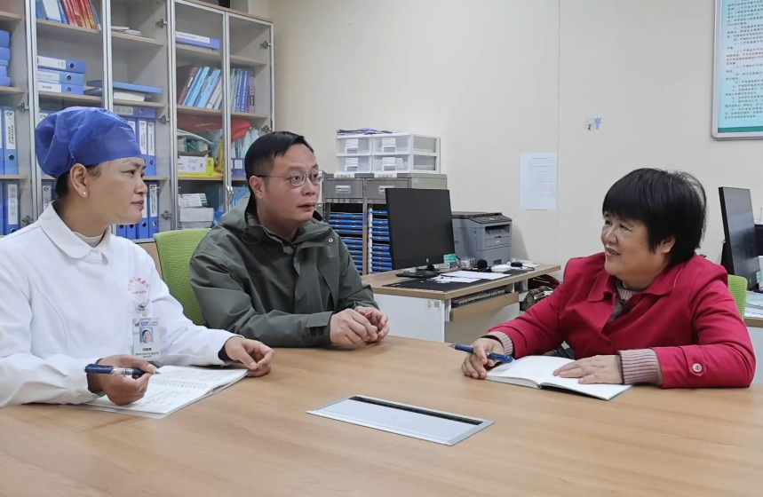 全国政协委员杜丽群是广西南宁市第四人民医院的一名资深护士长，“网约护士”业务的发展是她重点调研的领域之一。

