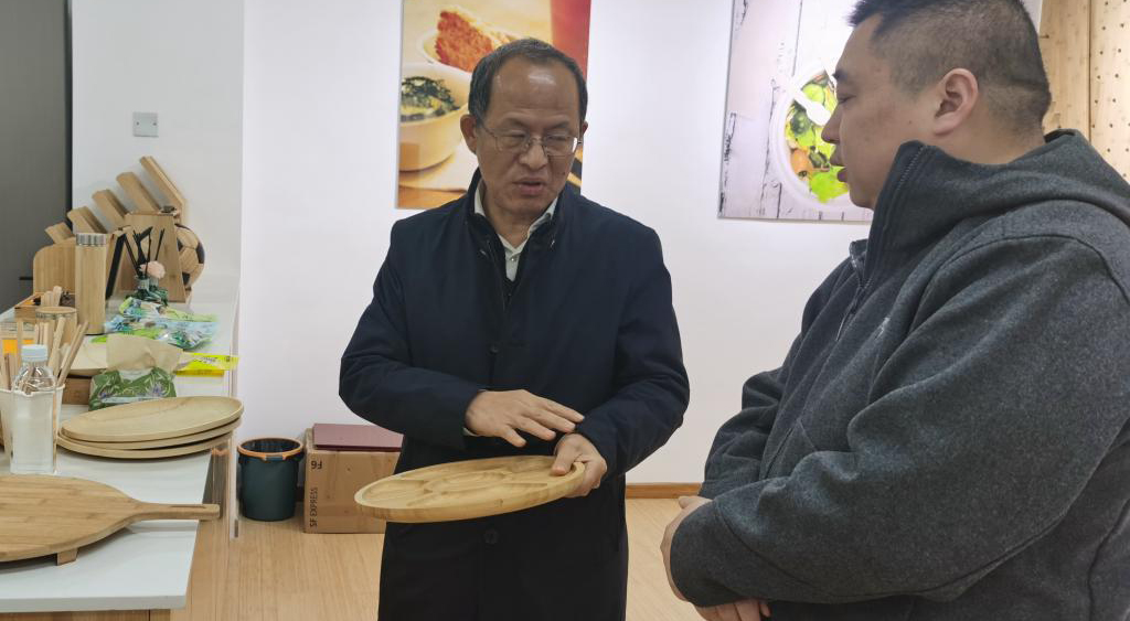 兰定国：带着对三农的思考和感情履职
                                兰定国对农民和农村有着赤诚朴素的热爱，他说，要带着对“三农”的思考和感情履职