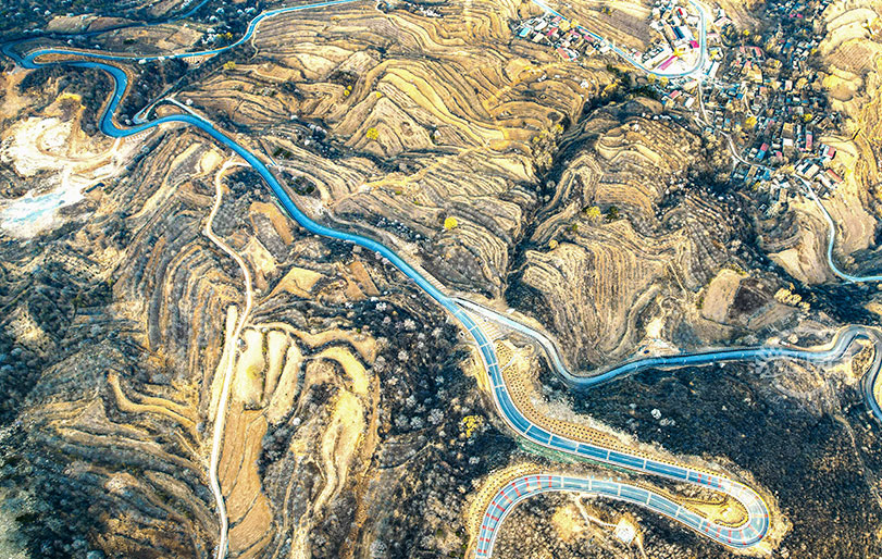 山花烂漫 公路如画 