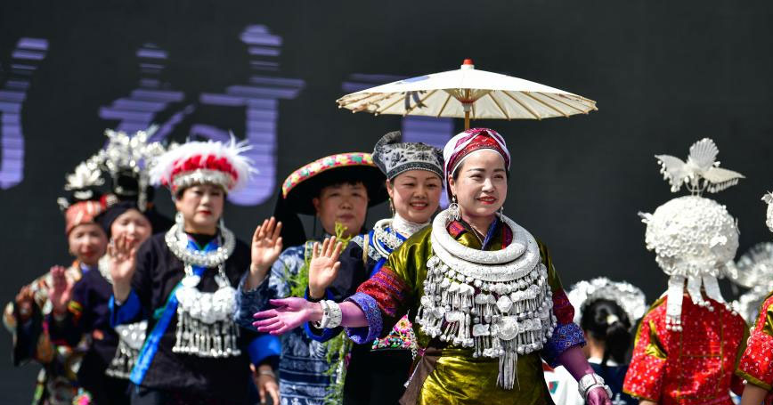 贵州台江举办姊妹节“T台”服饰秀
