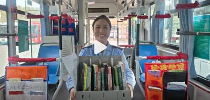 移动图书馆搬上太原公交车